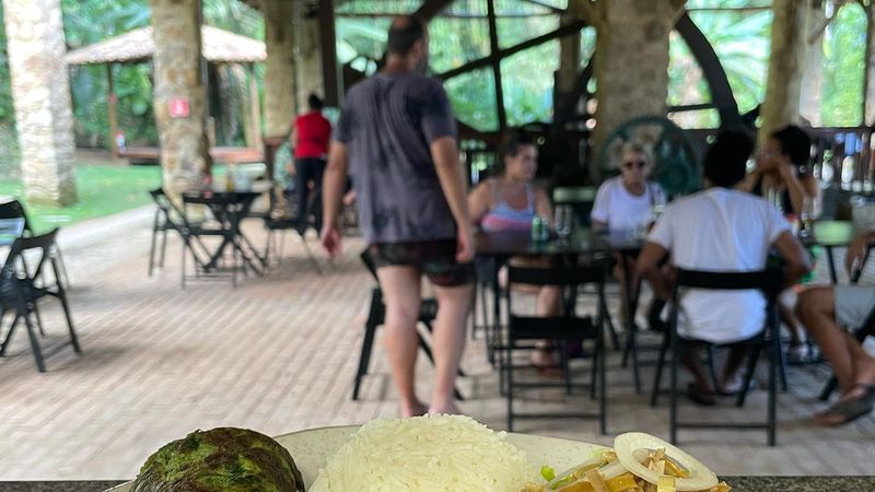 Mesas sob a estrutura de madeira da Casa da Farinha, no Quilombo da Fazenda, onde a comunidade recebe os visitantes