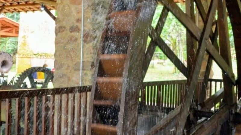 Roda d'água e estrutura de madeira da Casa da Farinha, no Quilombo da Fazenda, em Ubatuba