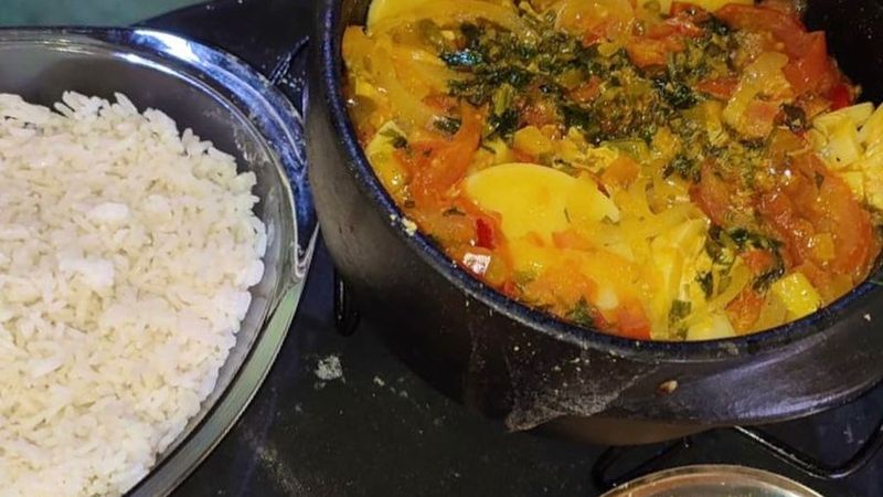 Moqueca de peixe na panela com arroz, pirão e farofa no restaurante Sabores do Quilombo, na Praia da Fazenda