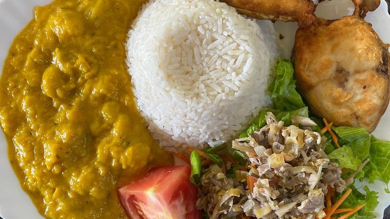 Prato do restaurante Sabores do Quilombo com peixe, arroz, pirão e salada, no Quilombo da Fazenda