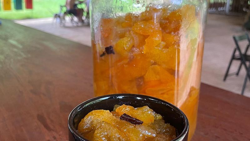 Pote de doce de fruta em calda servido no restaurante da Casa da Farinha, no Quilombo da Fazenda
