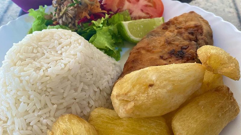 Prato do restaurante Sabores do Quilombo com peixe frito, mandioca frita, arroz e salada