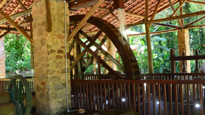 Roda d'água e estrutura de madeira da Casa da Farinha, no Quilombo da Fazenda, em Ubatuba